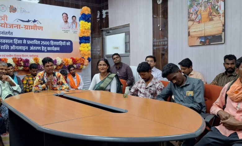 मुख्यमंत्री ने बस्तर जिले के पीएम आवास के दो हितग्राहियों से की चर्चा 1 The Chief Minister discussed with two beneficiaries of PM Awas Yojana of Bastar district