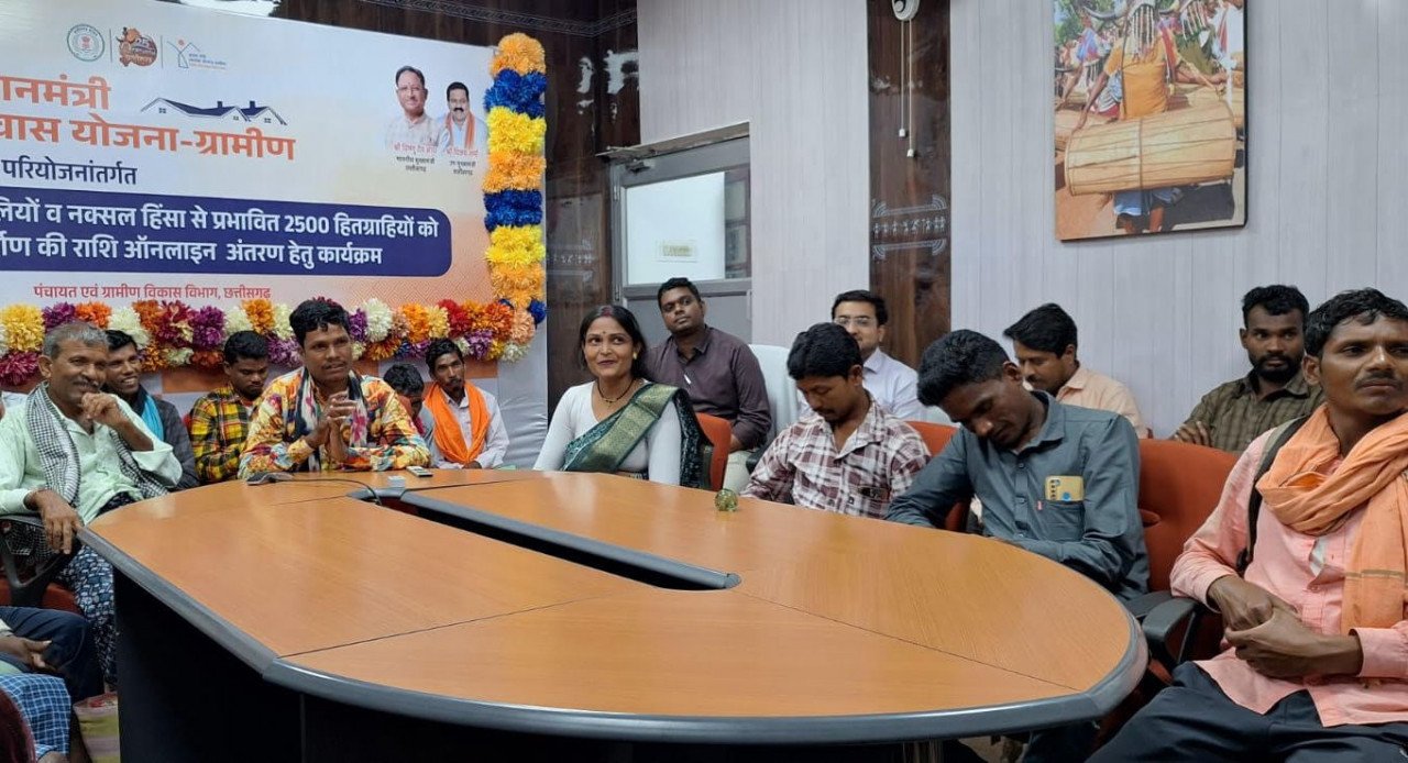 The Chief Minister discussed with two beneficiaries of PM Awas Yojana of Bastar district