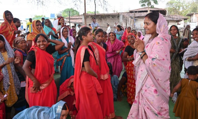 मंत्री लक्ष्मी राजवाड़े का बीहड़ गांवों में जनसंवाद 1 Minister Laxmi Rajwada's public dialogue in rugged villages