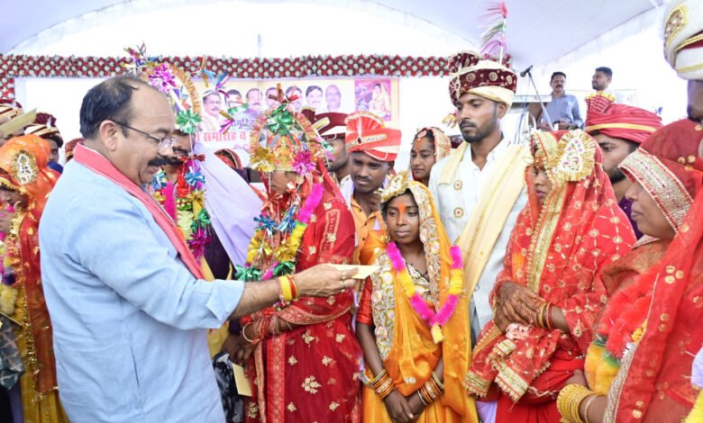 घोयनबहारा में गूंजे शहनाइयों के सुर, सूरमाल साहू समाज के स्वर्ण जयंती सामूहिक विवाह समारोह में 28 जोड़े बने जीवनसाथी 1 The sound of Shehnai resonated in Ghoyanbahara, 28 couples became life partners in the Golden Jubilee mass marriage ceremony of Surmal Sahu Samaj