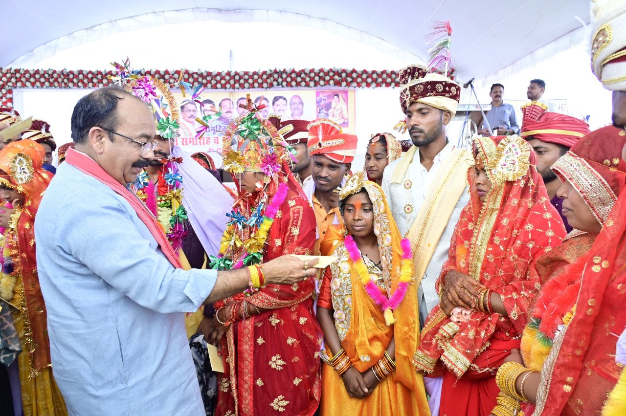 The sound of Shehnai resonated in Ghoyanbahara, 28 couples became life partners in the Golden Jubilee mass marriage ceremony of Surmal Sahu Samaj