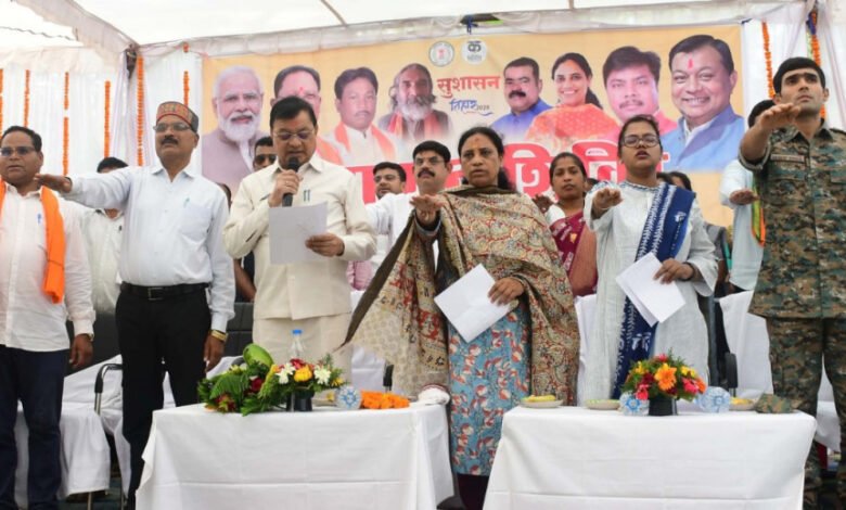 रांधना में आयोजित समाधान शिविर में शामिल हुए प्रभारी मंत्री लखन लाल देवांगन 1 Minister in charge Lakhan Lal Devangan attended the solution camp organized in Randhana