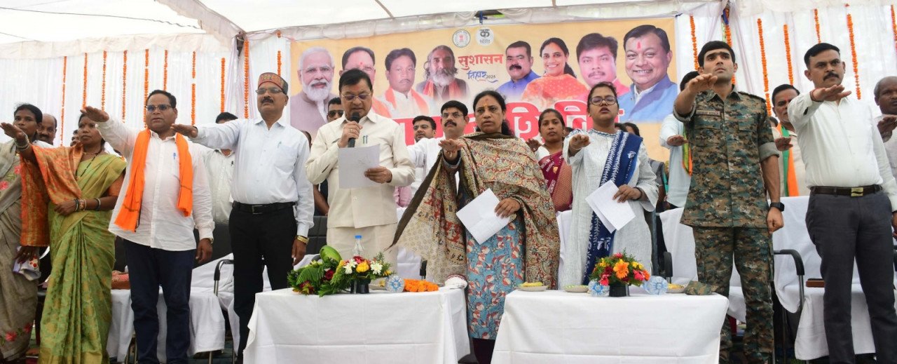 Minister in charge Lakhan Lal Devangan attended the solution camp organized in Randhana