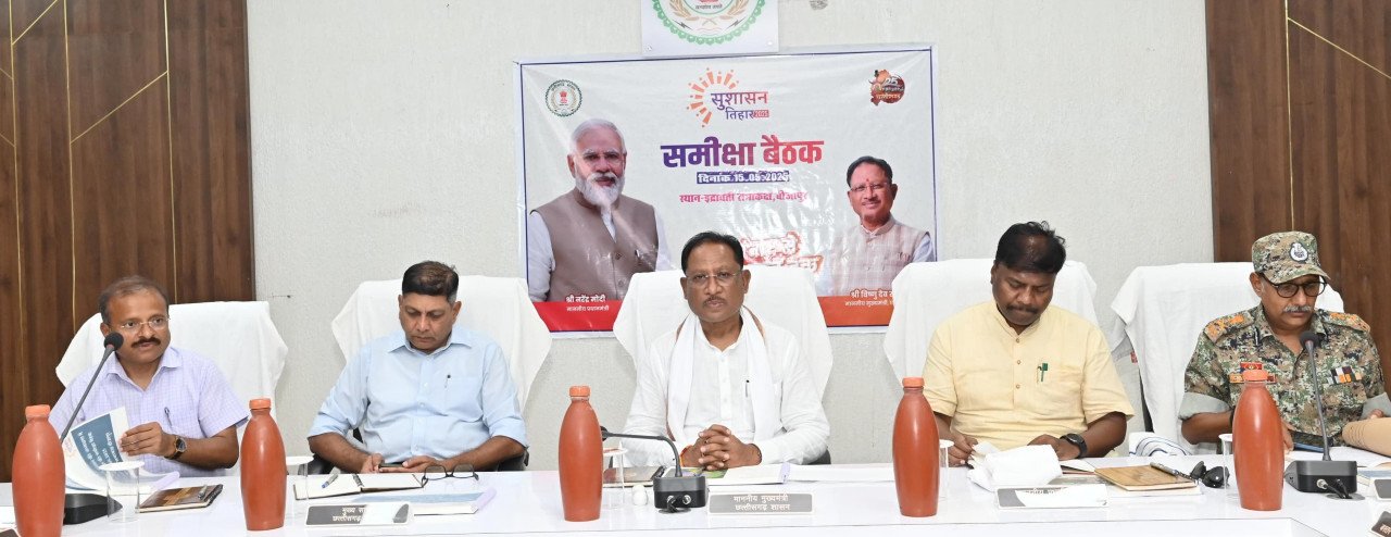 Chief Minister reviewed the development works in a joint meeting of officials of Dantewada and Bijapur districts