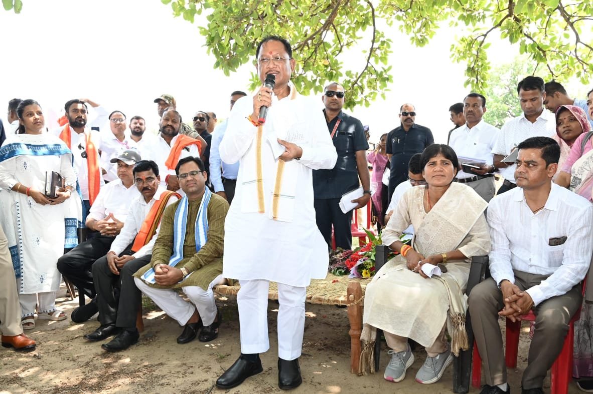 Chief Minister inspected the ground reality of schemes: gave strict warning to officials