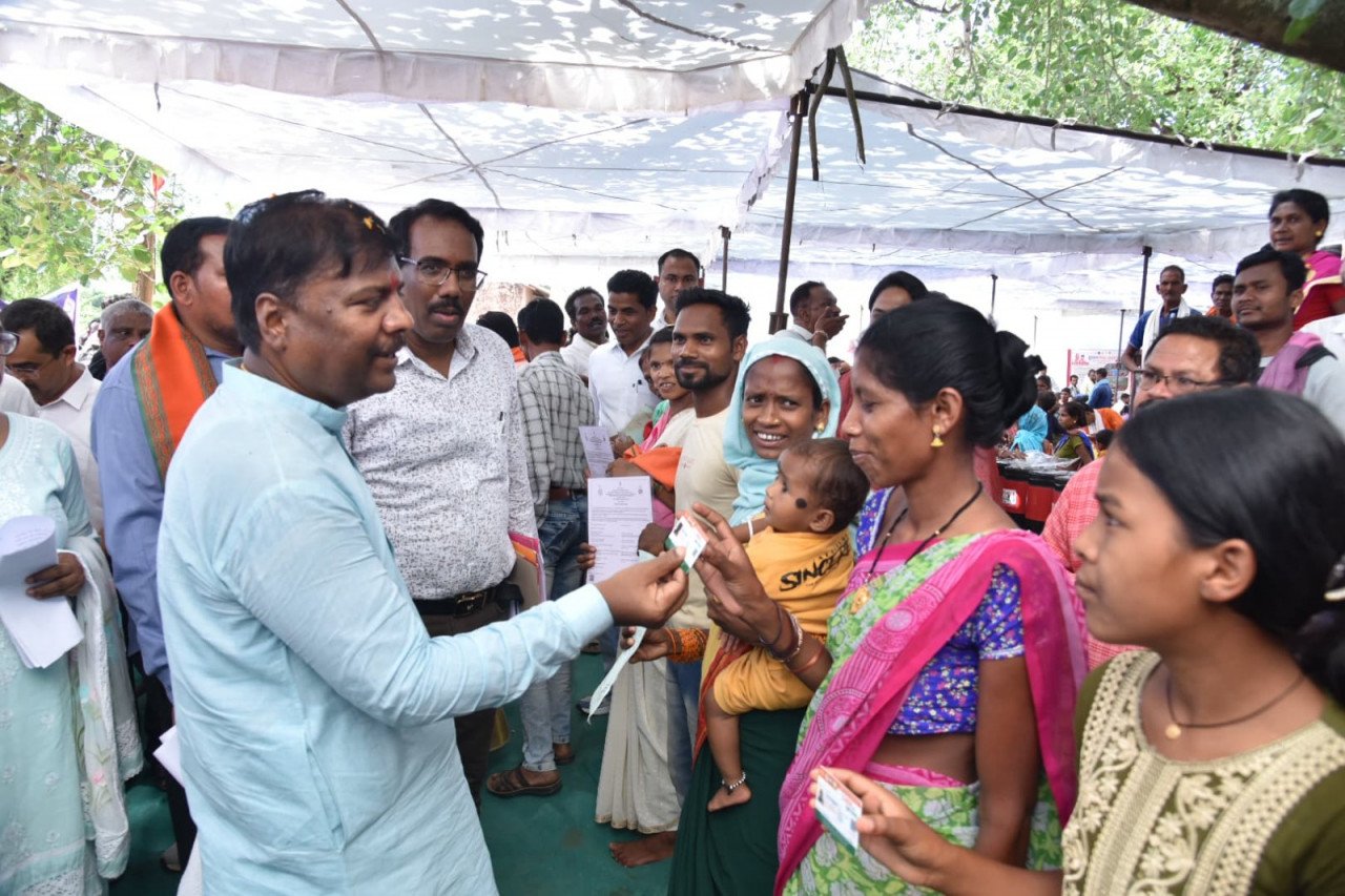Forest Minister Kedar Kashyap participated in the Bamhani Solution Camp under Sushasan Tihar