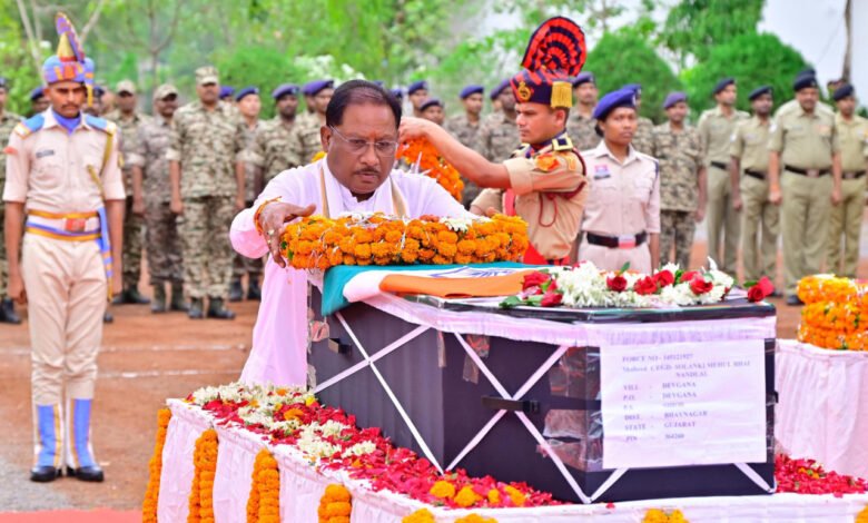 मुख्यमंत्री ने नक्सल मुठभेड़ में शहीद जवान मेहुल भाई को दी श्रद्धांजलि 1 Chief Minister paid tribute to martyr Mehul Bhai in Naxal encounter