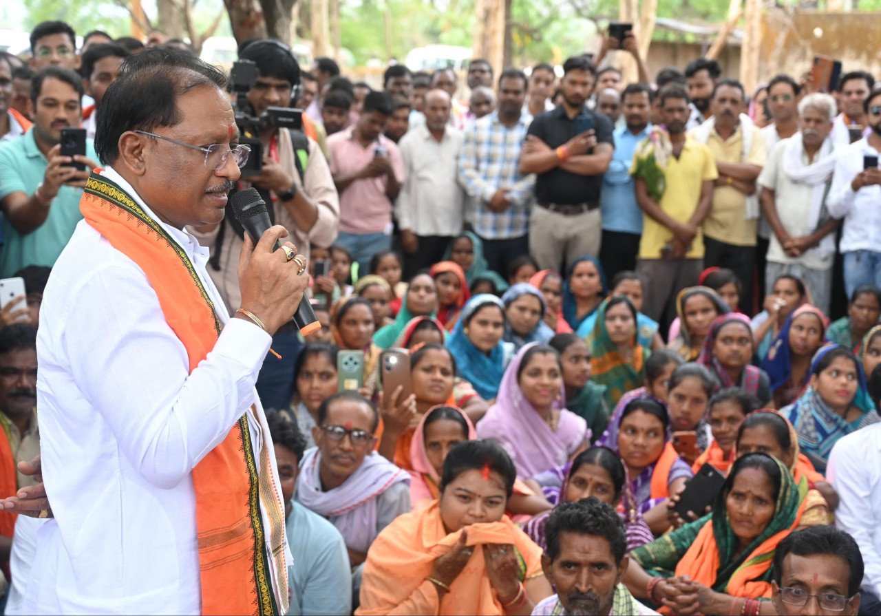 Chief Minister's Chaupal was held under the Gulmohar tree