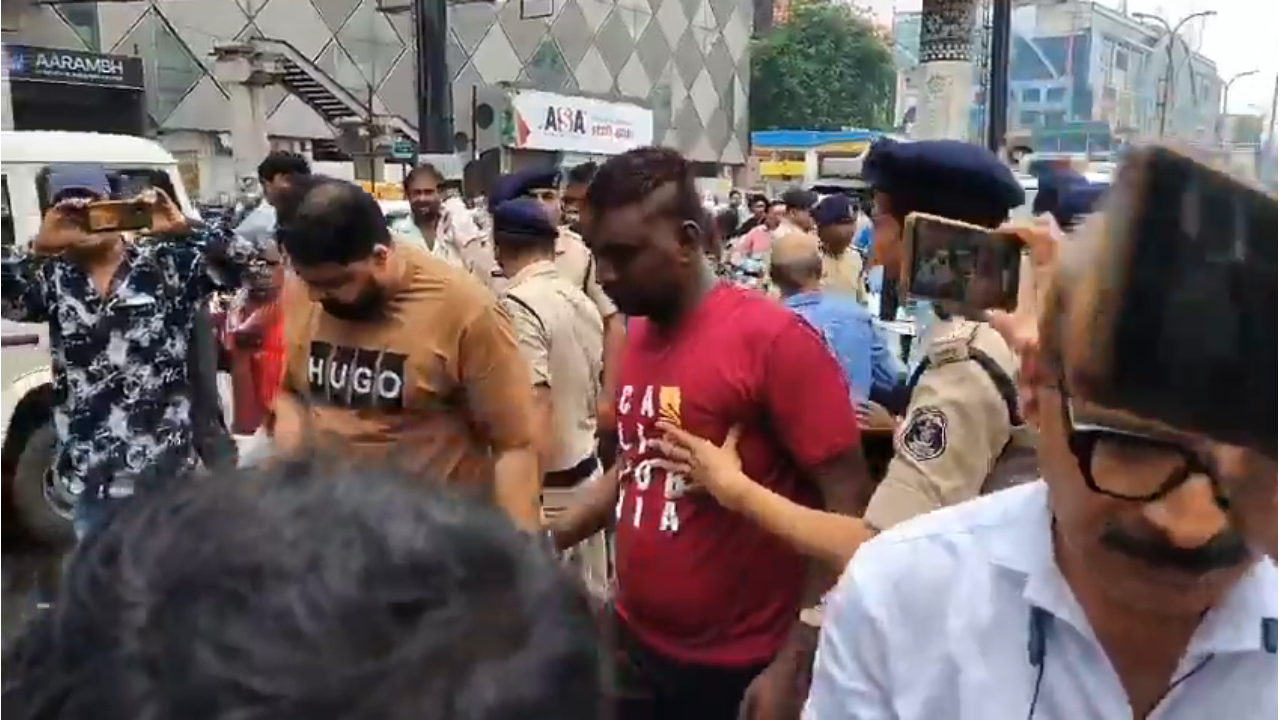 Hospital turned into an arena: Bouncers scuffled with journalists who had come to report, Police shaved the heads of the bouncers and took out a procession