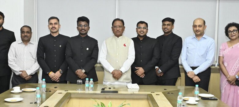 मुख्यमंत्री विष्णुदेव साय से भारतीय प्रशासनिक सेवा 2024 बैच के प्रशिक्षु अधिकारियों ने की सौजन्य मुलाकात 1 Indian Administrative Service 2024 batch trainee officers made a courtesy call on Chief Minister Vishnudev Sai
