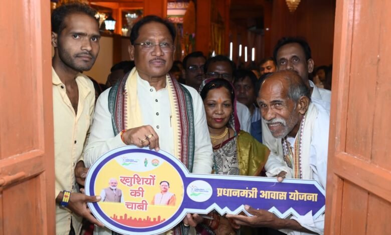 झोपड़ी से पक्के आशियाने तक की कहानी: संतु चक्रेस की आंखों में अब सपनों की चमक है 1 Story from hut to permanent home: Santu Chakres' eyes now shine with dreams