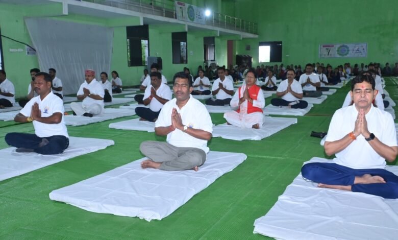 राजस्व मंत्री टंकराम वर्मा के साथ जिलेवासियों ने किया सामुहिक योगाभ्यास 1 District residents performed group yoga along with Revenue Minister Tankaram Verma