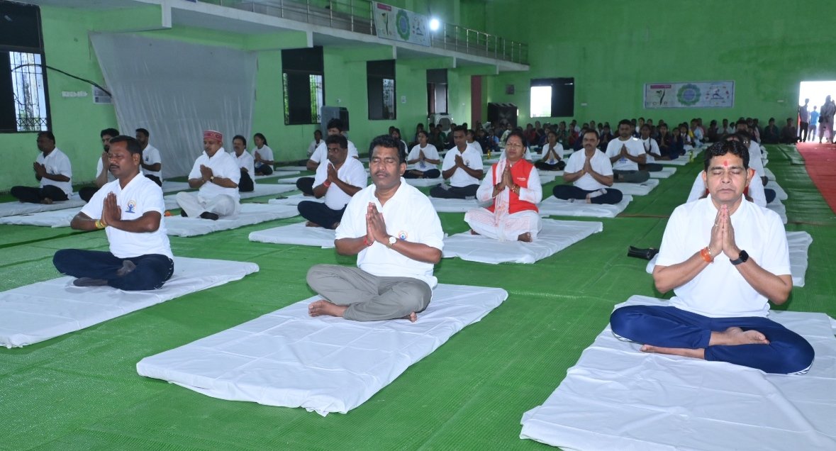 District residents performed group yoga along with Revenue Minister Tankaram Verma