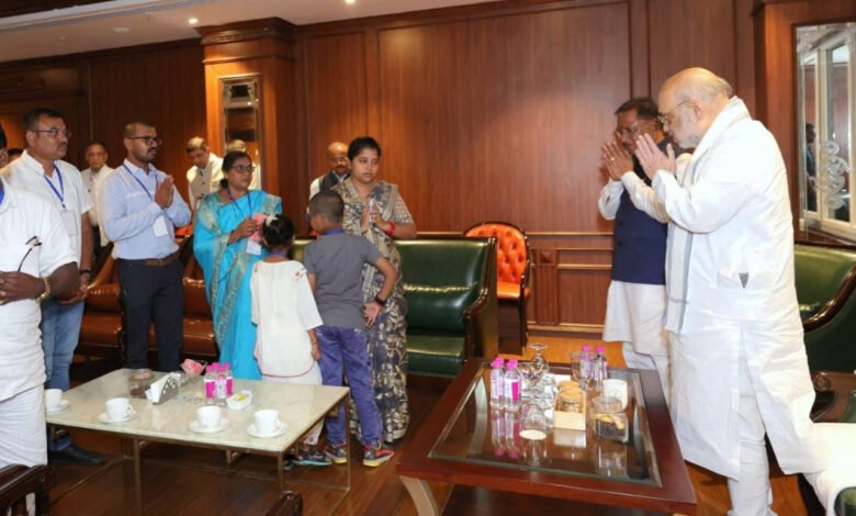 गृह मंत्री अमित शाह ने किया शहीद आकाश राव गिरिपुंजे के परिजनों से भेंट 1 Home Minister Amit Shah met the family members of martyr Akash Rao Giripunje