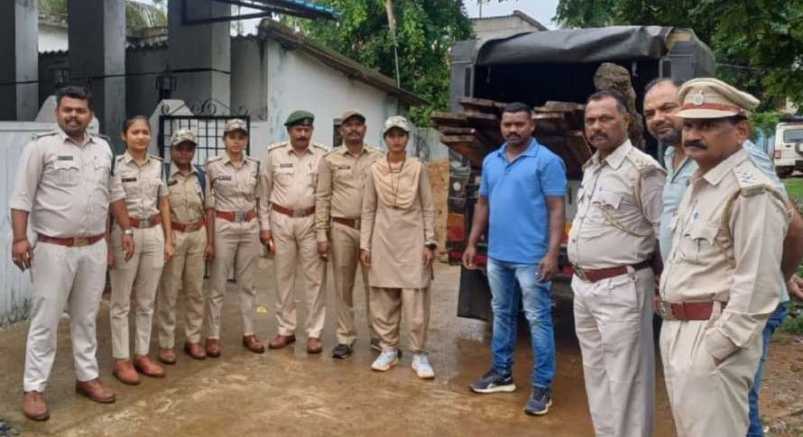 Big seizure of illegal teak wood in Kondagaon