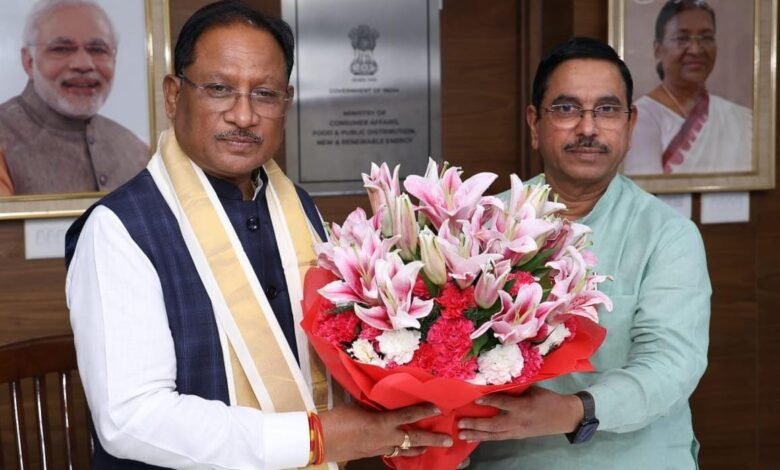 मुख्यमंत्री विष्णुदेव साय की केंद्रीय मंत्री प्रह्लाद जोशी से शिष्टाचार भेंट, विकास मुद्दों पर हुई चर्चा 1 Courtesy meeting of Chief Minister Vishnudev Sai with Union Minister Prahlad Joshi, development issues discussed