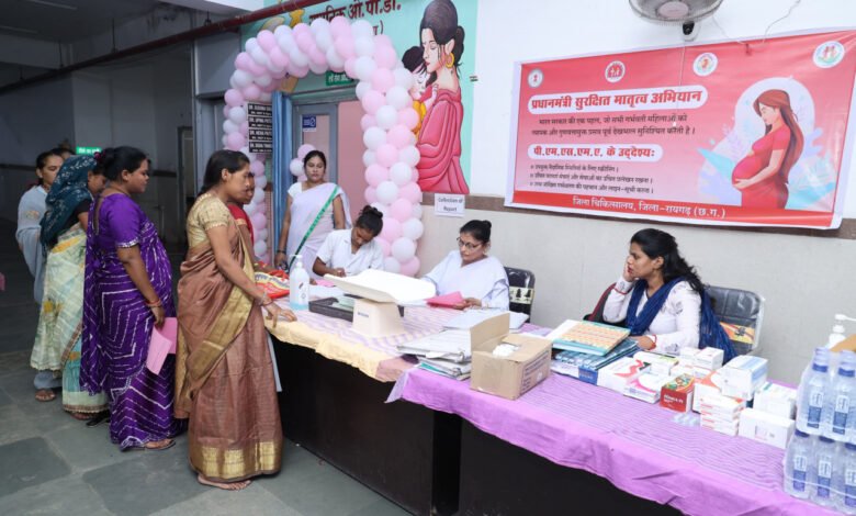 महिला चिकित्सा द्वारा गर्भवती महिलाओं का विशेष रूप से उपचार कर दी गई काउंसलिंग 1 Pregnant women were specially treated and counselled by the lady doctor