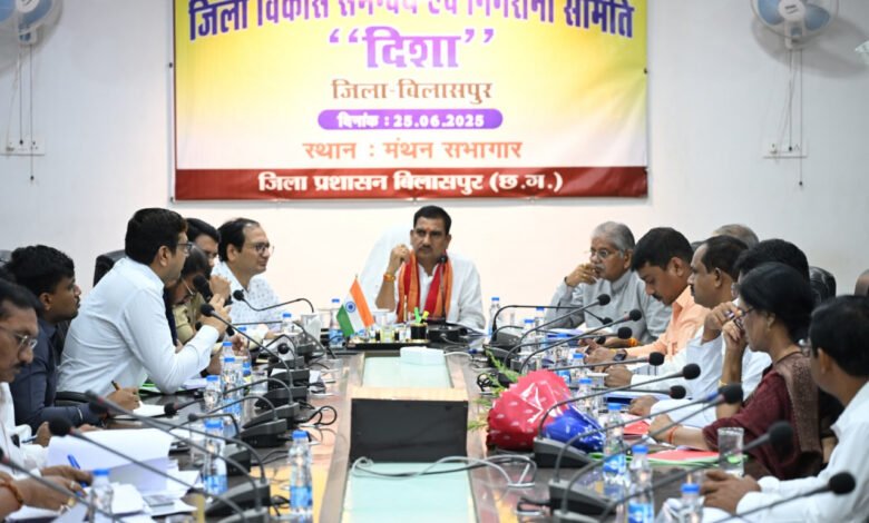 योजनाओं की ज़मीनी हकीकत जानने पहुंचे केंद्रीय मंत्री, अफसरों को दिए सख्त निर्देश 1 Union minister arrived to know the ground reality of the schemes, gave strict instructions to the officers
