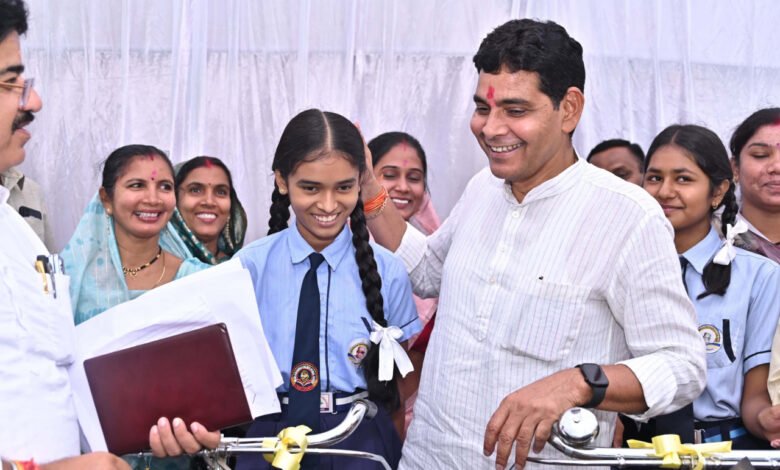 जिला स्तरीय शाला प्रवेशोत्सव में मेधावी छात्रों को किया सम्मानित 1 Brilliant students were honored in the district level school entrance festival