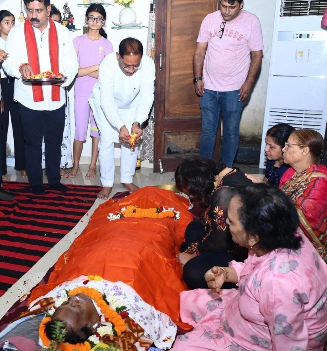 Chief Minister gave final farewell to Padma Shri Dr. Surendra Dubey, paid tribute with moist eyes