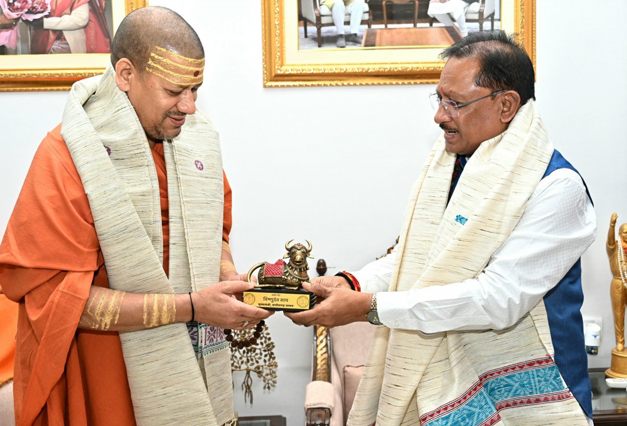 Niranjan Peethadheeswar Mahamandaleshwar Dr. Swami Kailashnand Giri Ji Maharaj made a courtesy visit to Chief Minister Vishnu Dev Sai