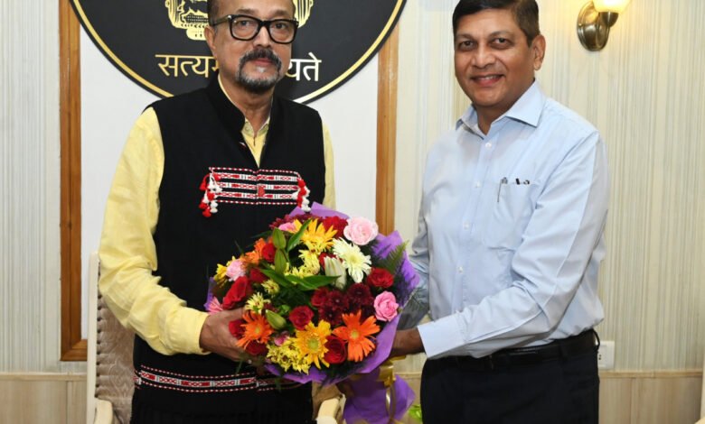 राजभवन में सौहार्द्रपूर्ण मुलाकात: राज्यपाल ने सेवानिवृत्त मुख्य सचिव को दी शुभकामनाएं 1 Cordial meeting at Raj Bhavan: Governor wishes the retired Chief Secretary