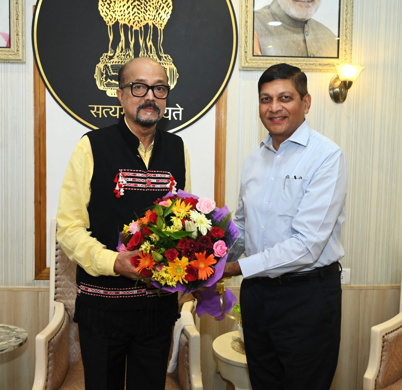 Cordial meeting at Raj Bhavan: Governor wishes the retired Chief Secretary