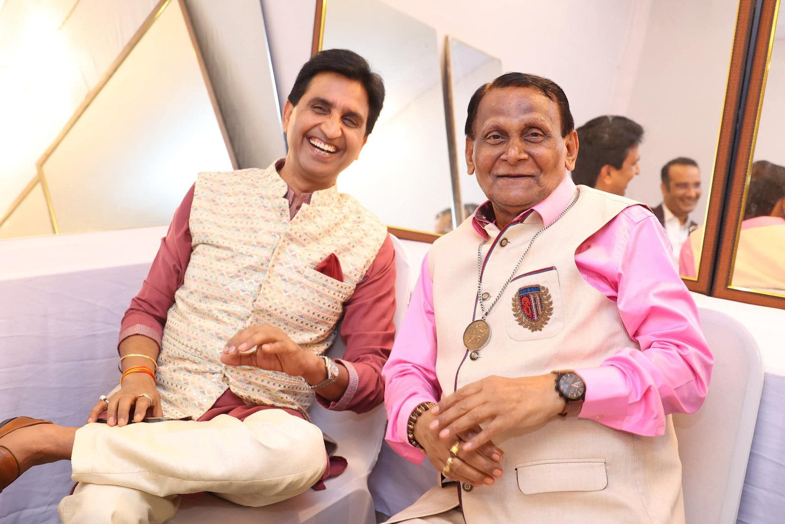 Chhattisgarh is not felt without Surendra Dubey — Dr. Kumar Vishwas, who reached the last journey, paid tribute with tearful eyes