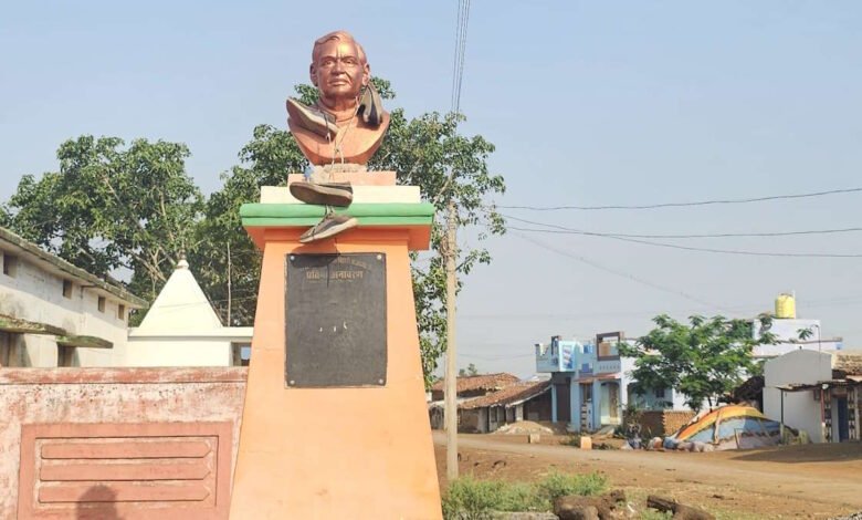 अवेली गांव में पूर्व पीएम अटल बिहारी वाजपेयी की प्रतिमा का अपमान, जूतों की माला पहनाने से मचा हड़कंप 1 Insult of former PM Atal Bihari Vajpayee's statue in Aveli village, uproar over garlanding him with shoes