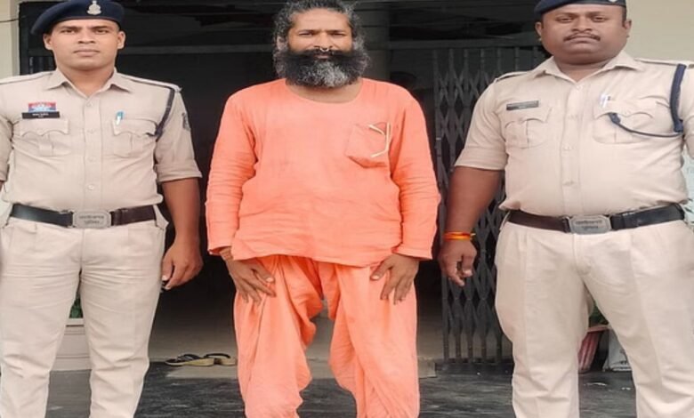 राजनांदगांव: योगी बाबा के आश्रम पर पुलिस का छापा, 2 किलो गांजा, सेक्स टॉय और उत्तेजक दवाएं जब्त 1 Rajnandgaon Police raid on Yogi Baba's ashram, 2 kg marijuana, sex toys and stimulants seized
