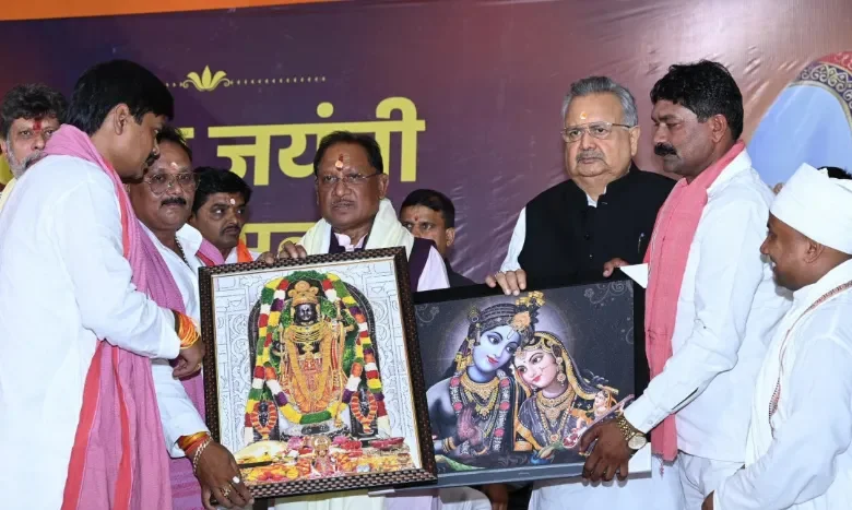 मुख्यमंत्री सोनपैरी में आयोजित कबीर जयंती समारोह एवं गौ ग्राम जन जागरण यात्रा के समापन कार्यक्रम में हुए शामिल 1 Chief Minister participated in the closing ceremony of Kabir Jayanti celebration and Gau Gram Jan Jagran Yatra organized in Sonpari