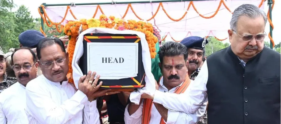 Chief Minister gave final farewell to martyr ASP Akash Rao Girpunje