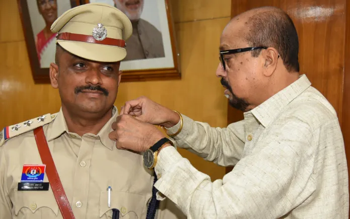 राजभवन में सजी एक खास शाम, निरीक्षक नीलकिशोर अवस्थी बने उप पुलिस अधीक्षक 1 A special evening was organised at Raj Bhawan, Inspector Neel Kishore Awasthi became Deputy Superintendent of Police