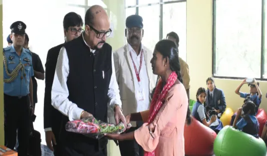 बीजापुर पहुंचे राज्यपाल रमेन डेका, युवाओं से की मुलाकात, तकनीक और नवाचार की सराहना 1 Governor Ramen Deka reached Bijapur, met the youth, praised technology and innovation