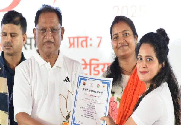 स्वस्थ जीवन के लिए योग को बनाएं दिनचर्या का अभिन्न अंग - मुख्यमंत्री साय 1 Make yoga an integral part of your daily routine for a healthy life - Chief Minister Sai
