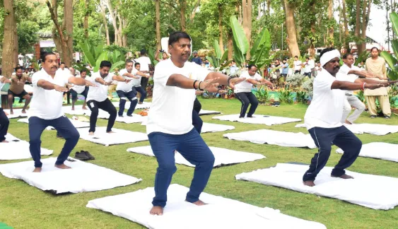 योग स्वस्थ समाज का आधार है, इसे जीवन का हिस्सा बनाएं - वनमंत्री केदार कश्यप’ 1 Yoga is the basis of a healthy society, make it a part of your life - Forest Minister Kedar Kashyap