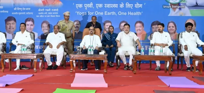 भागदौड़ और तनावपूर्ण जिंदगी में खुद को स्वस्थ रखने का सबसे आसान उपाय है योग - राज्यपाल डेका 1 Yoga is the easiest way to keep yourself healthy in this busy and stressful life - Governor Deka