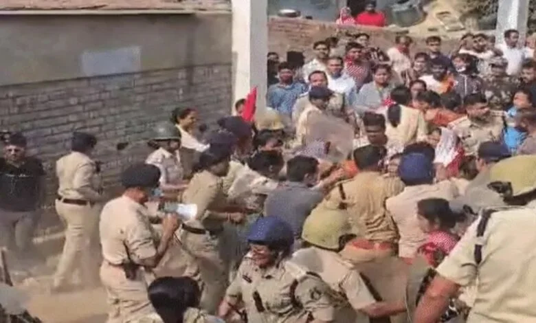 रायगढ़ में मरीन ड्राइव परियोजना को लेकर शुरू हुई तोड़फोड़, विरोध में उबाल 1 Demolition started in Raigad over Marine Drive project, protests simmered