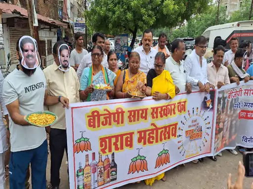 सरकार की शराब नीति पर कांग्रेस का अनोखा विरोध 1 Congress's unique protest against the government's liquor policy
