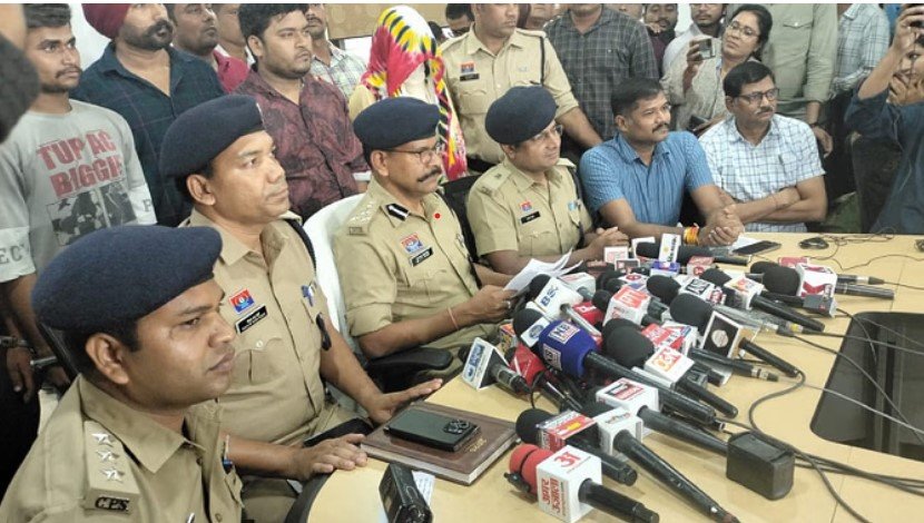 रायपुर सूटकेस मर्डर केस सुलझा: प्रॉपर्टी विवाद में किशोर की हत्या, 48 घंटे फ्लैट में सड़ी रही लाश, फिर पेटी में सीमेंट भरकर झाड़ियों में फेंका 2 raipur murder