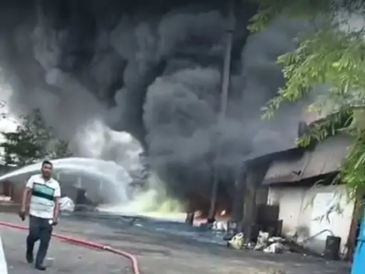 उरला की डामर फैक्ट्री में भीषण आग, 5 किलोमीटर तक दिखा काले धुएं का गुबार 1 Huge fire in Urla's asphalt factory, black smoke visible for 5 km
