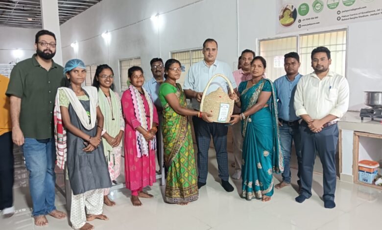 जशपुर में महिला सशक्तिकरण और आदिवासी विकास को मिली नई दिशा, वनोत्पाद प्रसंस्करण और जनमन योजना बनी सहारा 1 Women empowerment and tribal development got a new direction in Jashpur, forest product processing and Janman Yojana became the support