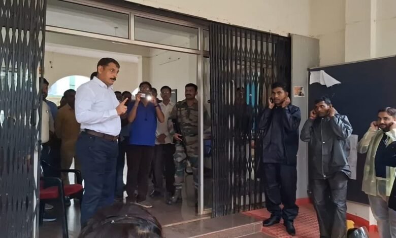 कलेक्टर गोपाल वर्मा ने लापरवाह कर्मचारियों को लगाई फटकार, सुधारने का दिया निर्देश 1 Collector Gopal Verma reprimanded careless employees and gave instructions to improve