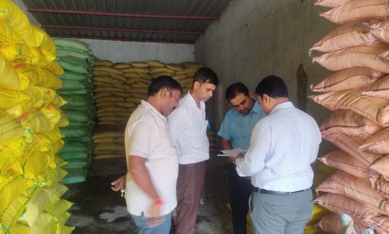 खाद दुकानों में अनियमितता पर अम्बिकापुर जिले में कार्रवाई 1 Action taken in Ambikapur district on irregularities in fertilizer shops