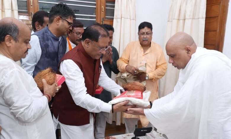 गुरु चरणों में नतमस्तक हुए मुख्यमंत्री विष्णु देव साय 1 Chief Minister Vishnu Dev Sai bowed down at the feet of Guru