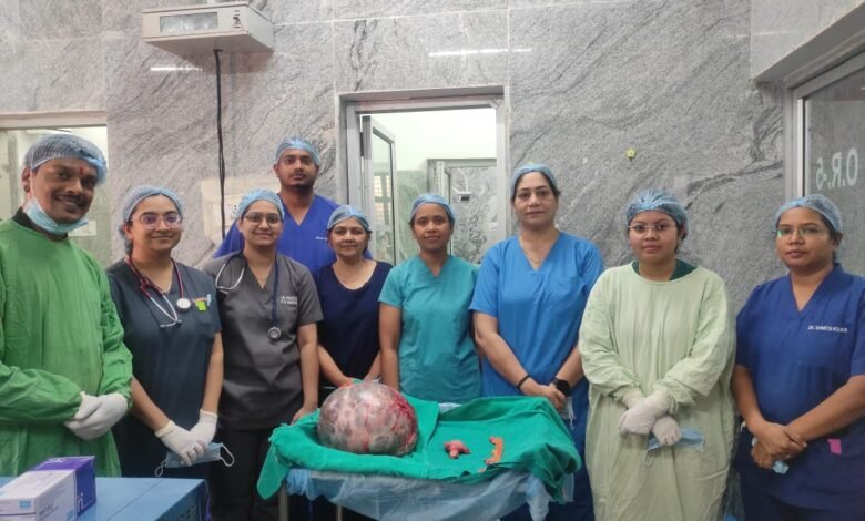 बिलासपुर में 65 साल की महिला के पेट से निकला 10 किलो से ज्यादा का ट्यूमर, सिम्स की टीम ने किया सफल ऑपरेशन 1 More than 10 kg tumor removed from the stomach of a 65-year-old woman in Bilaspur, SIMS team performed a successful operation