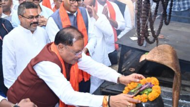 Photo of गुरु पूर्णिमा पर मुख्यमंत्री ने कोसमनारा स्थित बाबा धाम में की पूजा-अर्चना