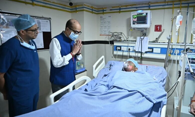 राज्यपाल ने अस्पताल पहुंचकर घायल जवानों का हालचाल लिया 1 The Governor reached the hospital and enquired about the condition of the injured soldiers