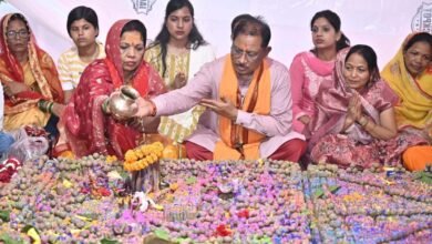 Photo of सावन की शिवभक्ति में लीन दिखे मुख्यमंत्री, मंदिर में की पूजा-अर्चना और शिव पुराण कथा का श्रवण
