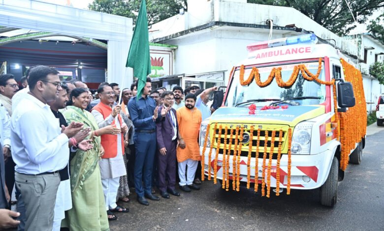 जशपुर को मिली नई हाई-टेक एम्बुलेंस, अब गांवों तक पहुँचेगी त्वरित चिकित्सा सेवा 1 Jashpur gets new high-tech ambulance, now quick medical service will reach villages